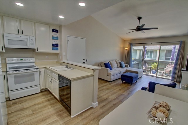 Detail Gallery Image 8 of 22 For 18292 Parkview Ln #201,  Huntington Beach,  CA 92648 - 1 Beds | 1 Baths