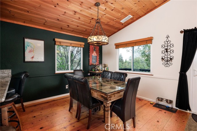 Detail Gallery Image 9 of 46 For 453 Davos, Crestline,  CA 92325 - 5 Beds | 2/1 Baths