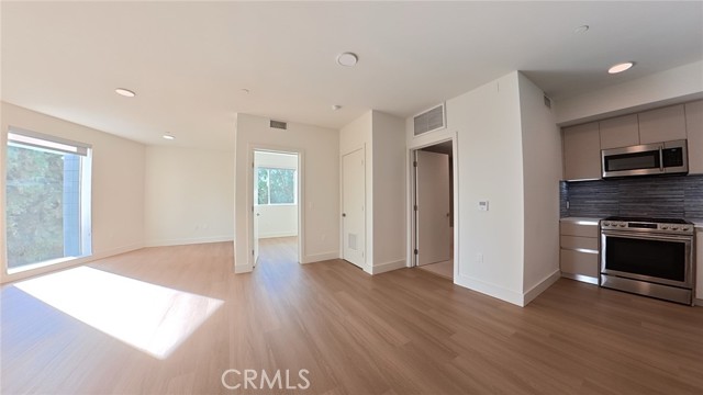 Detail Gallery Image 3 of 25 For 12117 Valleyheart Dr #301,  Studio City,  CA 91604 - 1 Beds | 1 Baths