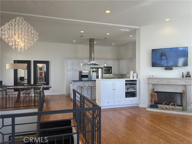 Detail Gallery Image 2 of 7 For 703 11th St, Hermosa Beach,  CA 90254 - 4 Beds | 4 Baths