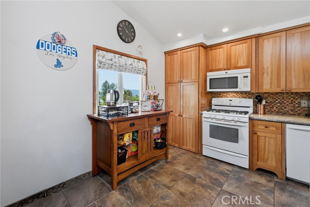 Detail Gallery Image 4 of 22 For 10313 Walnut Way, Kelseyville,  CA 95451 - 2 Beds | 2 Baths