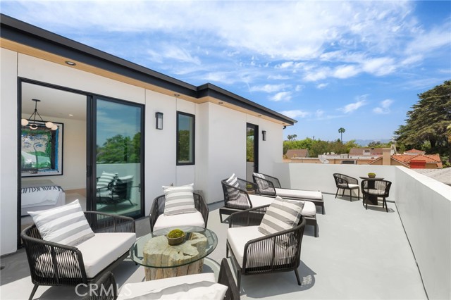 555 N Plymouth Boulevard, Los Angeles CA: https://media.crmls.org/medias/7cc87f86-8157-49fe-a53a-65fcd9bc055e.jpg