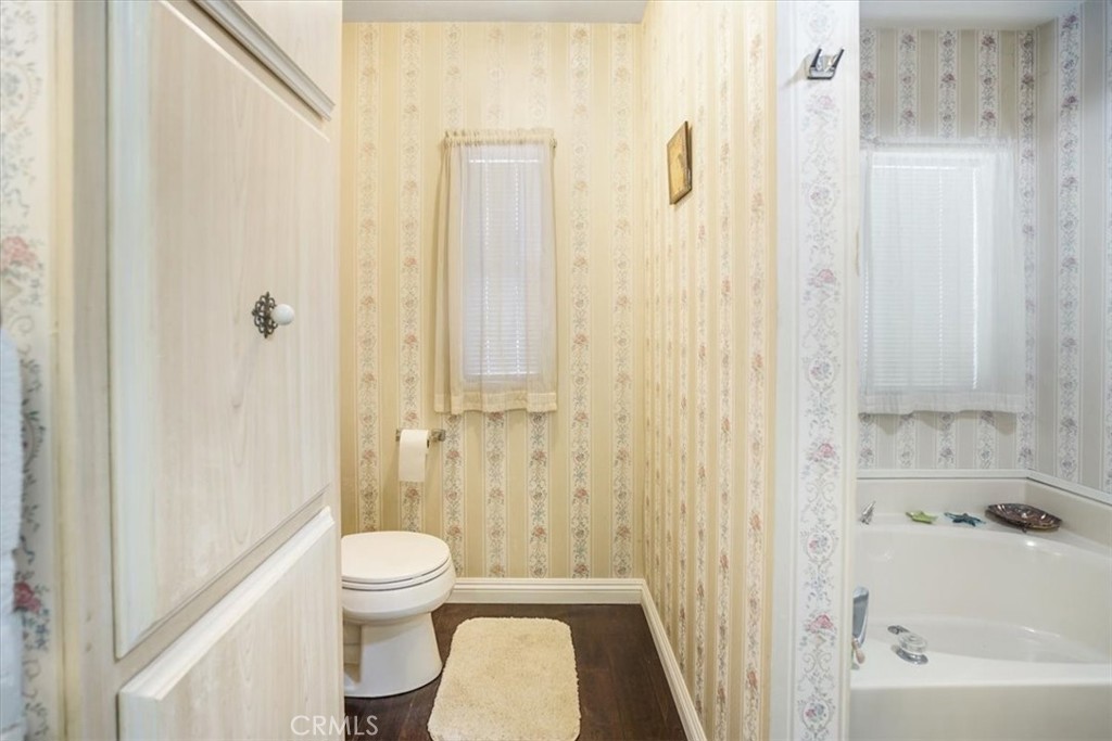 https://media.crmls.org/medias/7ccb5ef6-0bda-46fd-8c6c-85652ecb6069.jpg?preset=X-Large