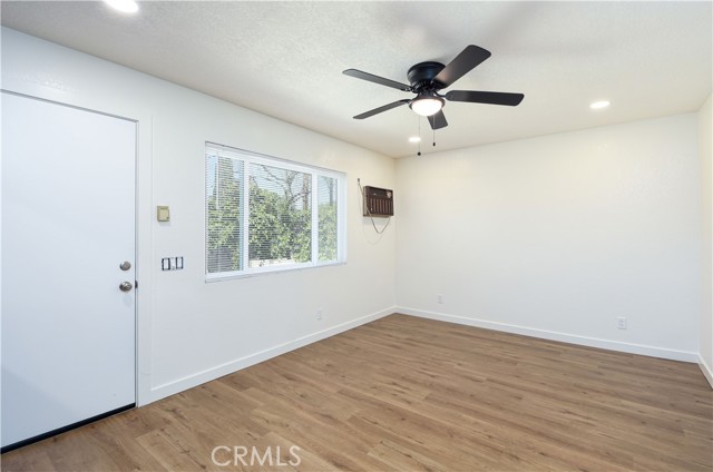 Detail Gallery Image 5 of 16 For 911 W 10th, Corona,  CA 92882 - 3 Beds | 1 Baths