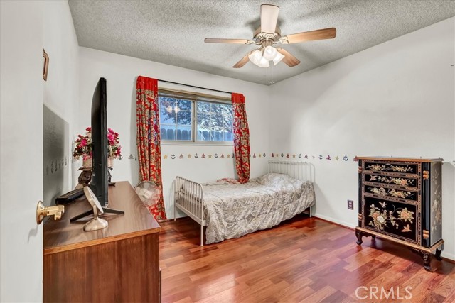 355 Kenwood Drive, Lemoore CA: https://media.crmls.org/medias/7ccc71ab-3767-4357-a9dc-4a85bbbbc8da.jpg