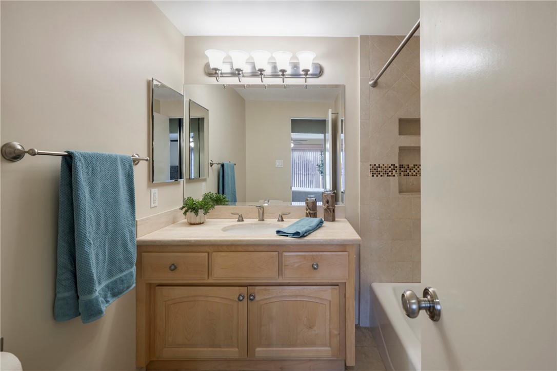 Detail Gallery Image 15 of 36 For 2500 E 2nd St #302,  Long Beach,  CA 90803 - 2 Beds | 2 Baths