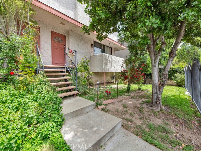 Detail Gallery Image 1 of 31 For 18425 Saticoy St #1,  Reseda,  CA 91335 - 3 Beds | 2/1 Baths