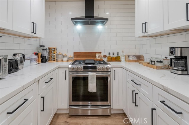 9720 Hayvenhurst photo 18