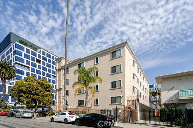 Detail Gallery Image 2 of 18 For 1466 Tamarind Ave #304,  Los Angeles,  CA 90028 - 2 Beds | 2 Baths