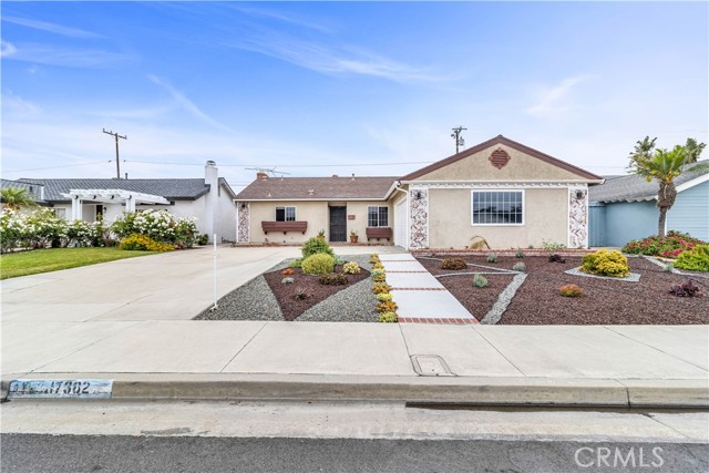 Detail Gallery Image 1 of 1 For 17382 Jefferson Ln, Huntington Beach,  CA 92647 - 4 Beds | 2 Baths