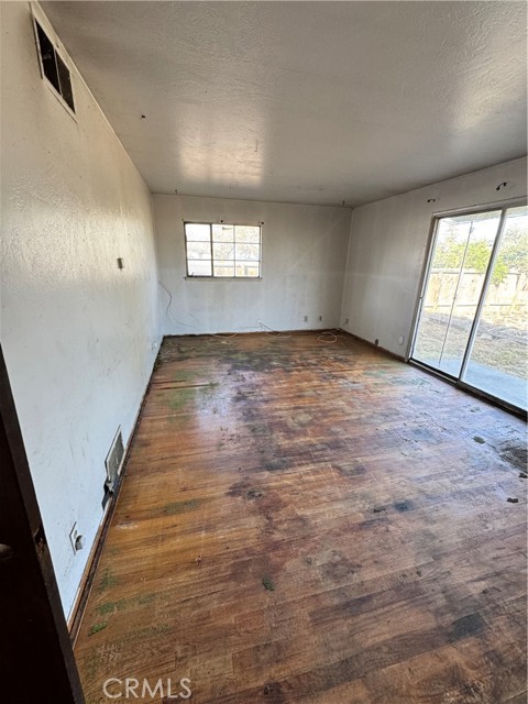 Detail Gallery Image 8 of 27 For 5703 E Hampton, Fresno,  CA 93727 - 3 Beds | 1 Baths