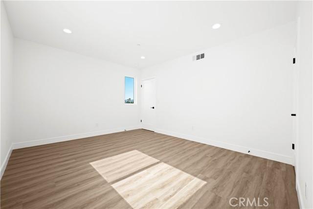 Detail Gallery Image 11 of 28 For 6700 Kester Ave, Van Nuys,  CA 91405 - 4 Beds | 4 Baths