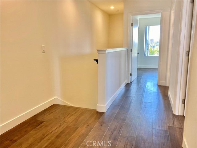 Detail Gallery Image 13 of 38 For 7327 Kester Ave #3,  Van Nuys,  CA 91405 - 4 Beds | 3/1 Baths