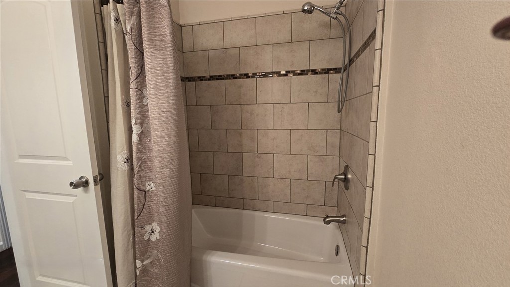 https://media.crmls.org/medias/7ce44e17-475e-4559-8aba-32a1fd7b34f2.jpg?preset=X-Large