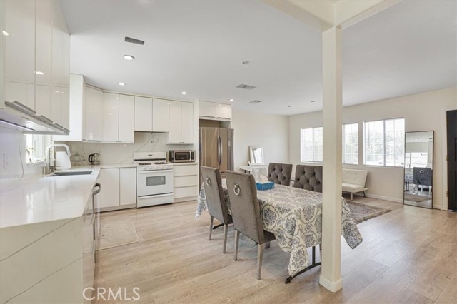 18352 Bessemer Street, Tarzana CA: https://media.crmls.org/medias/7ce46423-5f02-4a2c-b6d5-a87bc1022267.jpg
