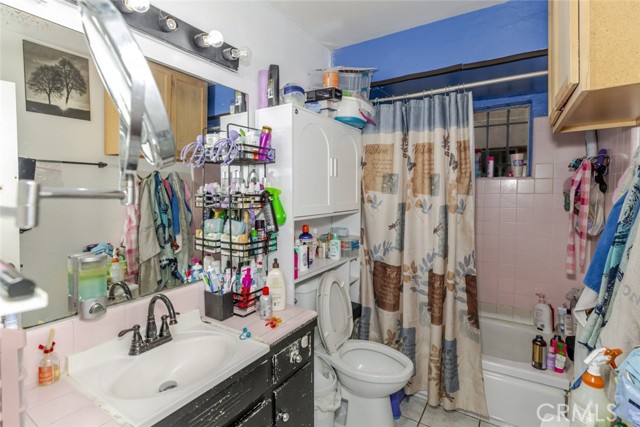 12401 Archwood Street, North Hollywood CA: https://media.crmls.org/medias/7ce4cb83-12fb-42b5-812a-3010d8adbd1e.jpg