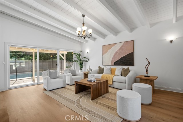 Detail Gallery Image 12 of 35 For 23000 Brenford Street, Woodland Hills,  CA 91364 - 4 Beds | 4 Baths