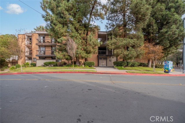 Detail Gallery Image 1 of 28 For 1745 Holly Dr #201,  Glendale,  CA 91206 - 3 Beds | 2 Baths