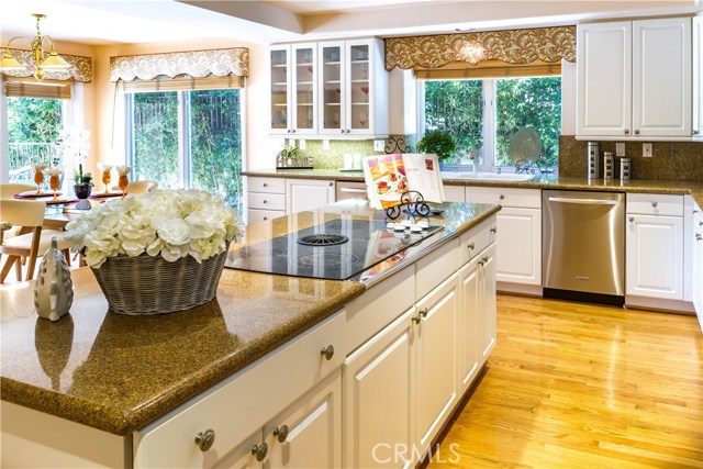 Large island with cooktop in kitchen