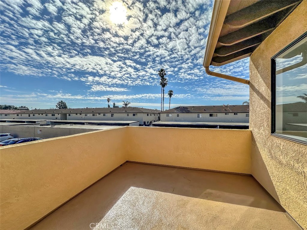 https://media.crmls.org/medias/7cedac34-5763-4946-8843-71299904e02f.jpg?preset=X-Large