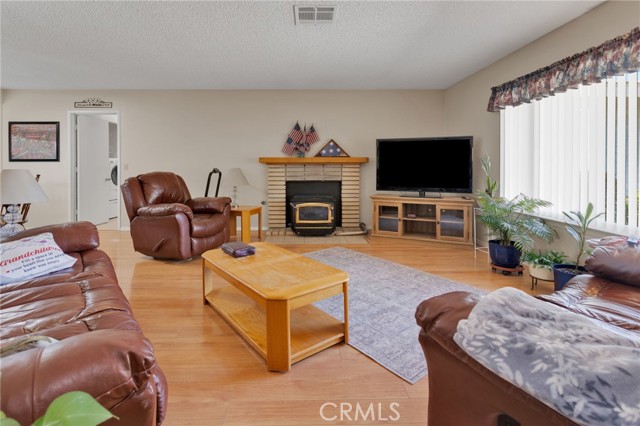 Detail Gallery Image 8 of 39 For 15192 Osage Rd, Apple Valley,  CA 92307 - 3 Beds | 2 Baths