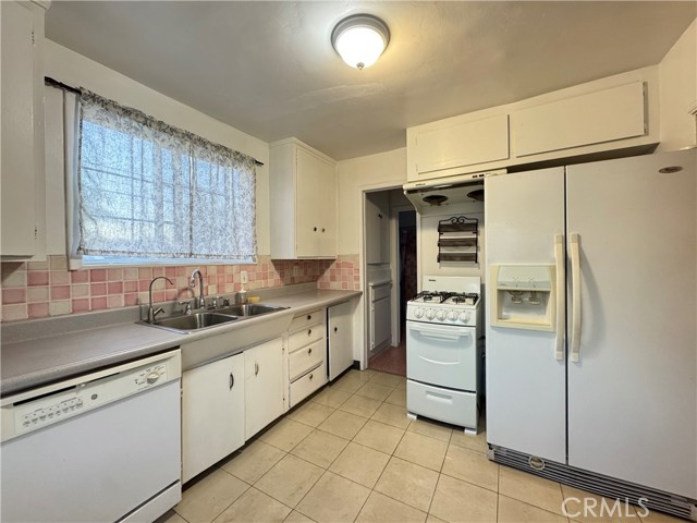 Detail Gallery Image 3 of 6 For 607 N Harbor Bld #1/2,  Fullerton,  CA 92832 - 2 Beds | 1 Baths