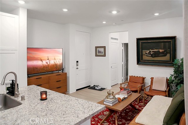 Detail Gallery Image 3 of 25 For 960 N Tangent Privado #303,  Ontario,  CA 91764 - 1 Beds | 1 Baths