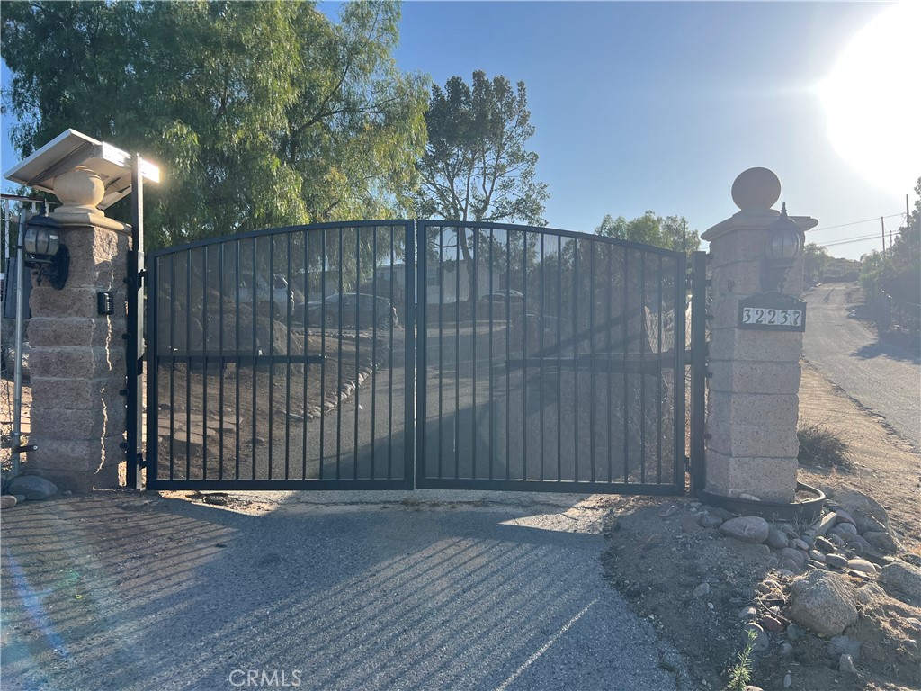 https://media.crmls.org/medias/7cf6bd4d-3a69-4c0a-b534-e88eefef939b.jpg?preset=X-Large