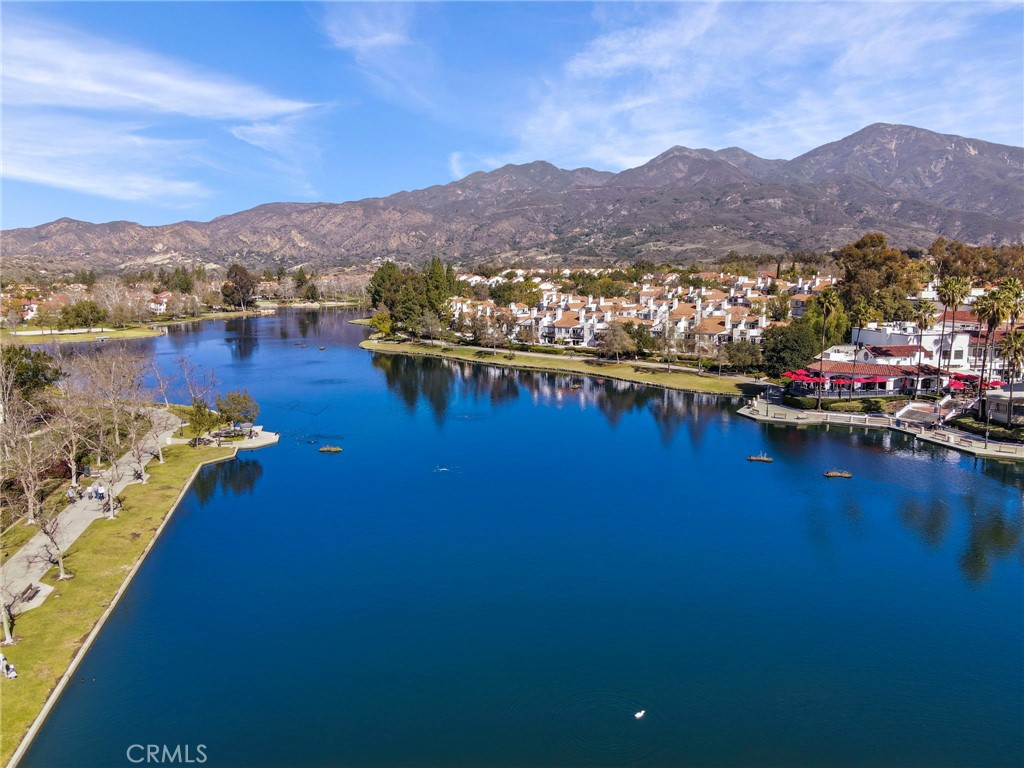https://media.crmls.org/medias/7cf71258-bbb5-4c3d-b7e0-7857b53c4620.jpg?preset=X-Large