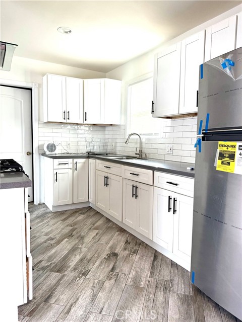 Detail Gallery Image 5 of 11 For 6716 Etiwanda, Reseda,  CA 91335 - 3 Beds | 2 Baths