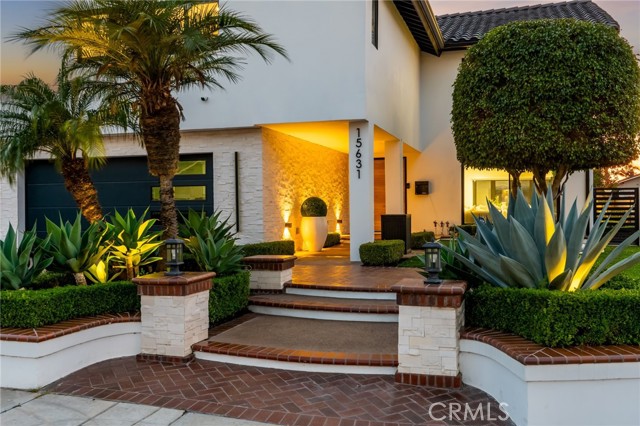 Detail Gallery Image 4 of 51 For 15631 Sunburst Ln, Huntington Beach,  CA 92647 - 5 Beds | 3/1 Baths