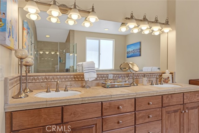 Detail Gallery Image 13 of 23 For 1917 Harriman Ln a,  Redondo Beach,  CA 90278 - 4 Beds | 2/1 Baths