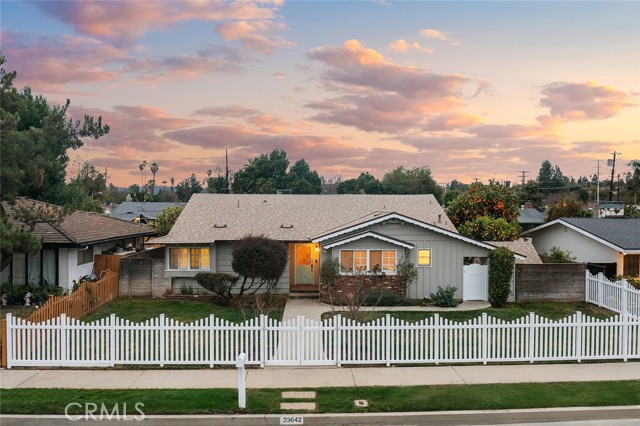 Detail Gallery Image 1 of 46 For 23642 Oxnard St, Woodland Hills,  CA 91367 - 3 Beds | 3 Baths