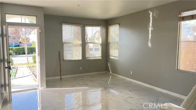 Detail Gallery Image 3 of 33 For 7575 Lime, Fontana,  CA 92336 - 5 Beds | 3 Baths