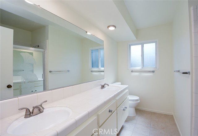 Full bathroom #2