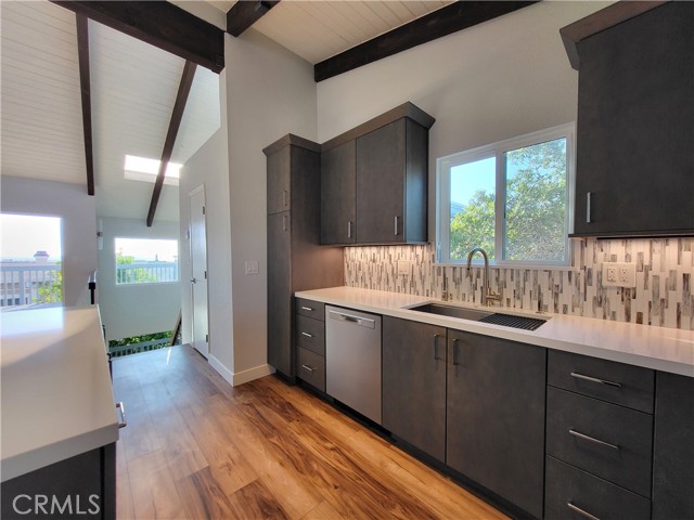 Detail Gallery Image 17 of 39 For 161 Monterey Bld a,  Hermosa Beach,  CA 90254 - 3 Beds | 2/1 Baths