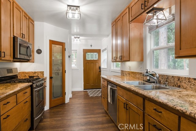 717 Crest Estates Drive, Lake Arrowhead CA: https://media.crmls.org/medias/7d0f04a0-5886-4551-a893-10f7ea3310ba.jpg