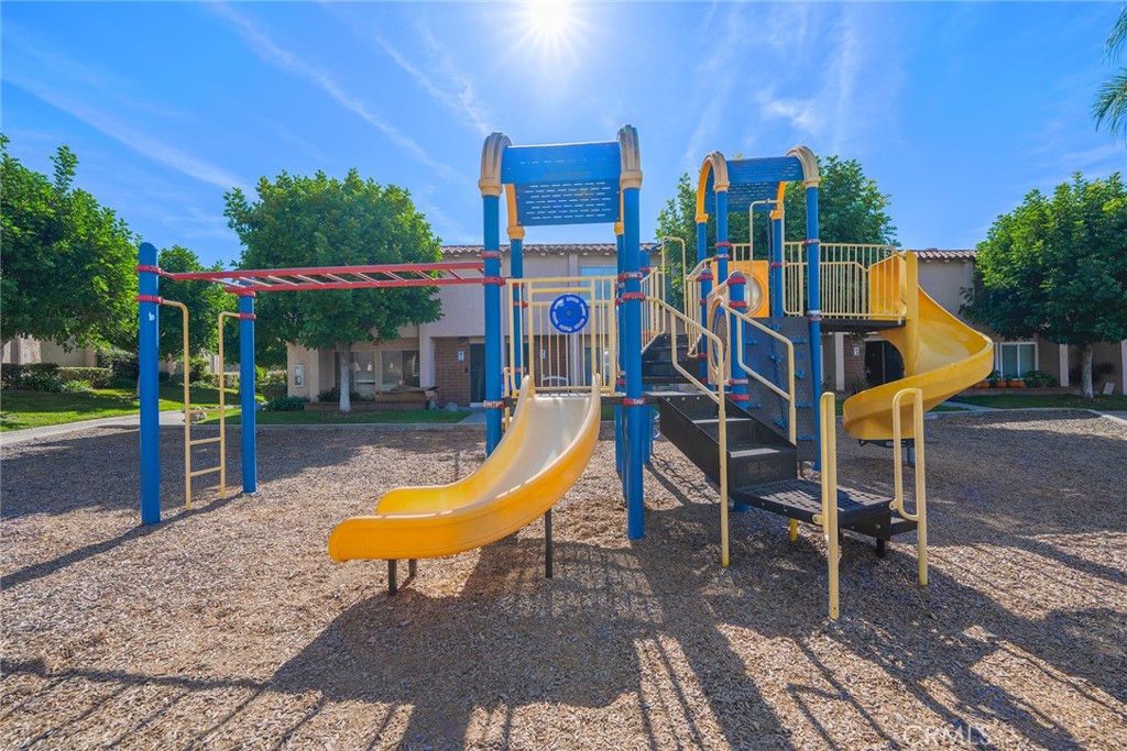 https://media.crmls.org/medias/7d1517df-6395-4e76-a1ea-c05a7dfc99de.jpg?preset=X-Large