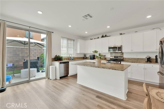 16718 Wyndham Lane, Fontana CA: https://media.crmls.org/medias/7d15a14e-719c-4956-b86f-3da87c7ab073.jpg