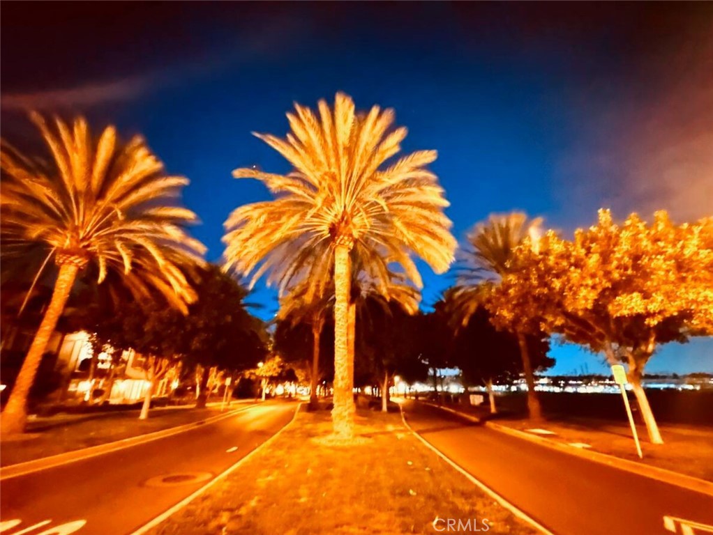 https://media.crmls.org/medias/7d184e9f-693b-4332-8ca8-e5f5f01bb192.jpg?preset=X-Large