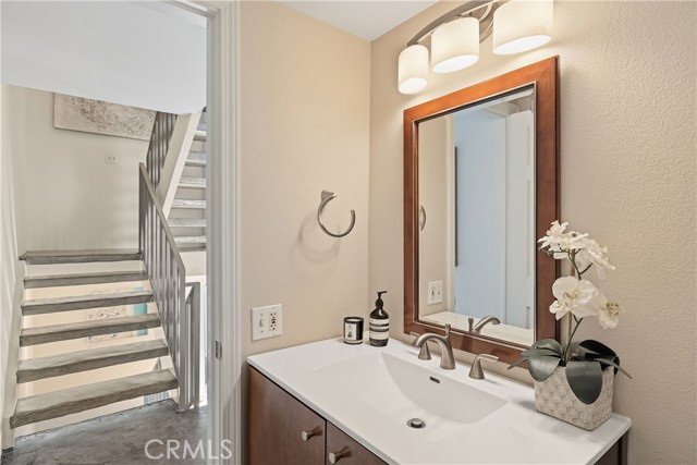 Detail Gallery Image 6 of 14 For 1140 Manhattan Beach #D,  Manhattan Beach,  CA 90266 - 2 Beds | 2/1 Baths