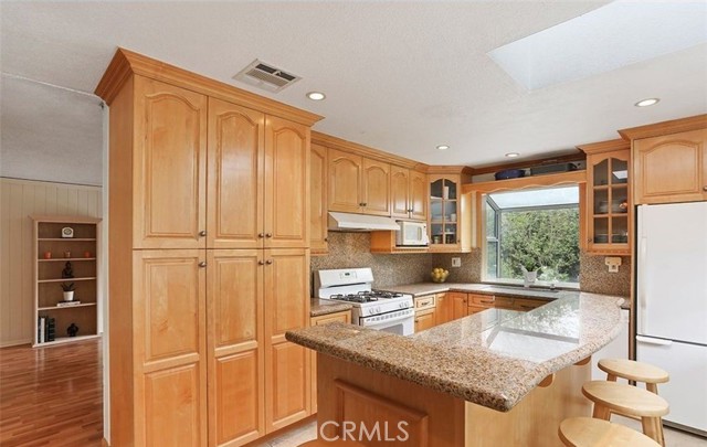 Detail Gallery Image 3 of 13 For 23733 Vanowen St, West Hills,  CA 91307 - 3 Beds | 2 Baths
