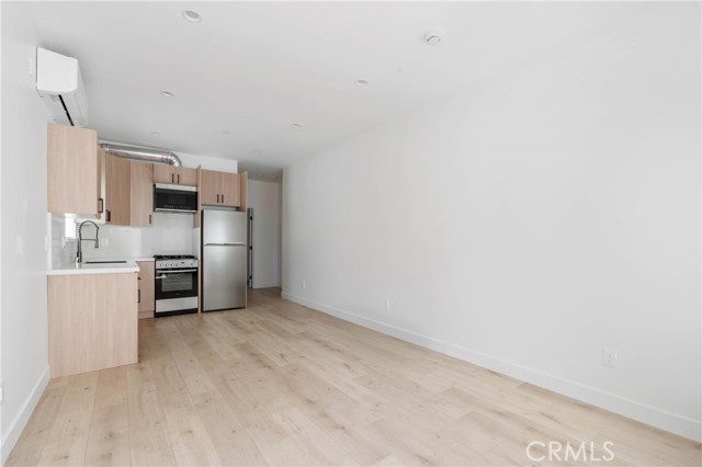 Detail Gallery Image 4 of 7 For 11140 Woodley Ave #1/4,  Granada Hills,  CA 91344 - 1 Beds | 1 Baths