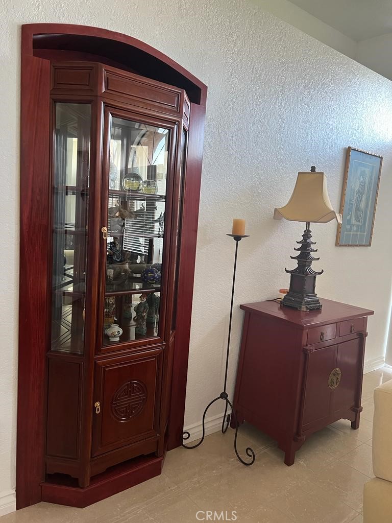 https://media.crmls.org/medias/7d23ccb4-5586-4678-b92d-01a5abd896e4.jpg?preset=X-Large