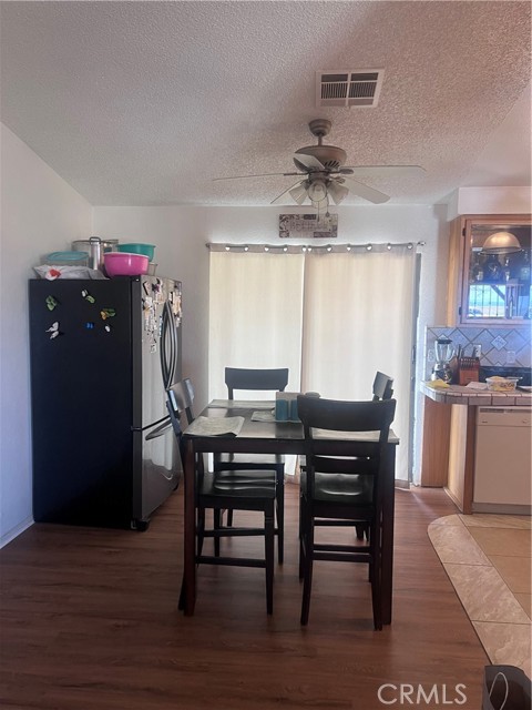 Detail Gallery Image 5 of 10 For 9722 E Avenue Q, Palmdale,  CA 93591 - 3 Beds | 2 Baths