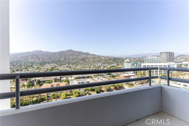 343 Pioneer Drive, Glendale CA: https://media.crmls.org/medias/7d270fdb-9c99-4c4f-bfa3-41ec55c747e2.jpg