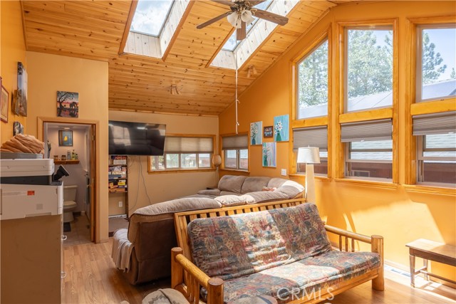 793 Knight Avenue, Big Bear Lake CA: https://media.crmls.org/medias/7d27e3f5-b40b-4a7f-8b00-54d108d0aba5.jpg