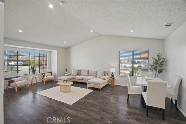 Detail Gallery Image 3 of 22 For 37702 50th St, Palmdale,  CA 93552 - 3 Beds | 2 Baths