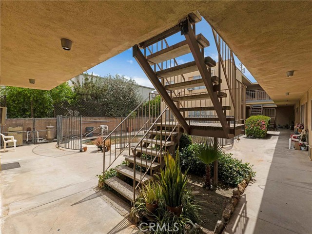 7049 Vassar Avenue, Canoga Park CA: https://media.crmls.org/medias/7d28e605-52bd-43ba-a7ab-95d46fec1de0.jpg