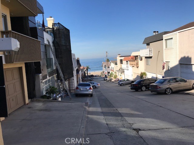 Looking down 39th Street to the Beach. West of Highland